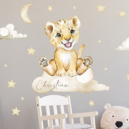 Löwe auf der Wolke V331 mit Wunschname | handgezeichnet | AUFKLEBER Kindergarten | Wandsticker Kinderzimmer mit Sternen Babylöwe Babyzimmer Personalisierbar (75 x 75 cm)