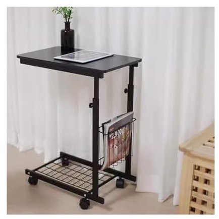 Mobile Workstation Ein einfacher und beweglicher Nachttisch mit verstellbarer Höhe, ein kleiner Couchtisch, ein Computertisch, ein Sofa und ein kleiner Schreibtisch neben dem Bett Mobiler Schreibtisch