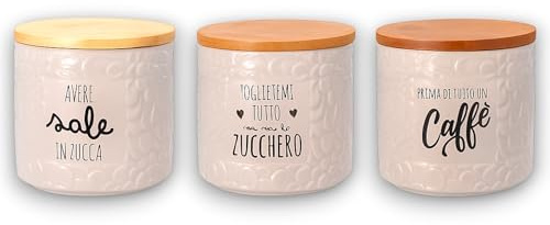 KORAT Set 3 Barattoli in Ceramica Sale Zucchero Caffè 10x10 cm con Coperchio in Legno Ermetico Contenitori da Cucina Decorativi, Design Moderno con Frasi in Italiano, Ideali per Conservare Alimenti
