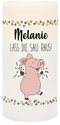 Herz & Heim® LED Echtwachs Kerze zum Geburtstag mit Beschriftung des Namens und Alters Lass die Sau Raus