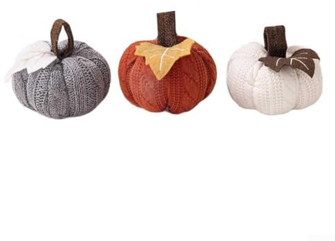 Uppsättning av tre virkade imitationspumpor för höstdekoration, designade för att komplettera Thanksgiving och Halloween-firanden med rustik stil