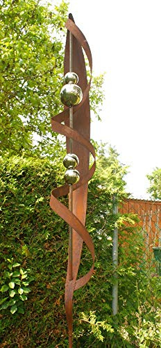 Gartendekoshop24 – Gartendeko Skulptur, Edelrost Stecker 200 cm mit 4 Edelstahlkugeln. Eleganter Garten Rost Stab, Roststecker, handgefertigte Metallarbeit. Garten Beetstecker für draußen.