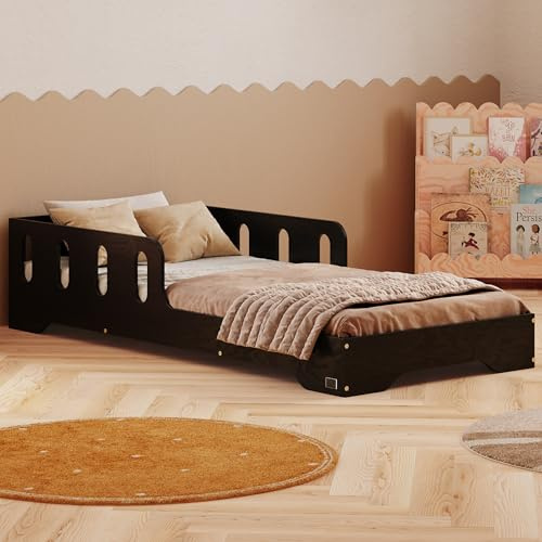 smartwood Kinderbett 120x200 cm mit Rausfallschutz, Holz, Schwarz, TILA 6 | Montessori Bodenbett, Lattenrost bis 300 kg, FSC-Zertifikat, abgerundete Kanten, Einfache Montage, ab 3 Jahren, 123x203x40 cm