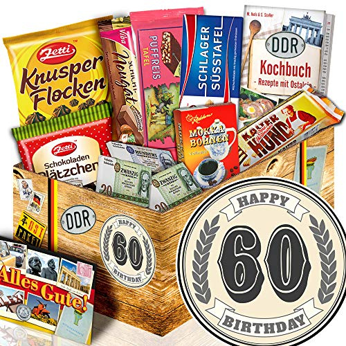 Ossi-Shop DDR Schoko Geschenkset - Ostpaket mit Kochbuch zum 60. Geburtstag | Originelle Geschenke für Männer & Frauen mit 8 Ostprodukten wie Knusperflocken, Schlager Süßtafel & Schicht-Nougat