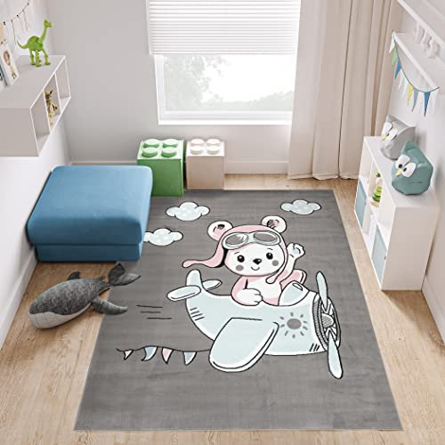 TAPISO Baby Teppich Kinderteppich Kurzflor Grau Blau Taupe Weiß Rosa Flugzeug Bär Wolken Kinderzimmer Modern 160 x 220 cm