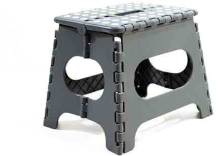 Sgabello pieghevole multiuso Avalon realizzato in PVC resistente. Scala a 1 gradino o scala pieghevole per l'uso come sgabello pieghevole da cucina. Questo sgabello basso misura 27 x 33 x 26,5 cm