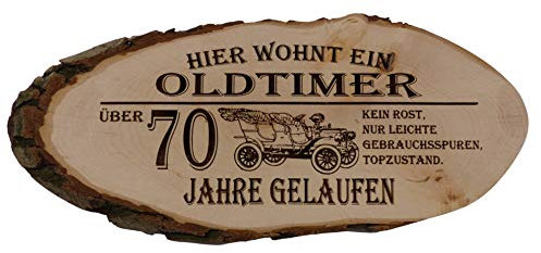 Hier wohnt EIN Oldtimer über 70 Jahre gelaufen Geburtstag Baumscheibe Rindenscheibe Spruch Gravur Schild Geschenk Holz Erle unbehandelt + Aufhänger 21-40 cm Wählbar (1002 32-40 cm)