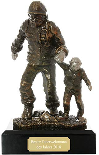 Pokal Figur Feuerwehrmann mit Kind Retter Feuerwehr mit Gravur