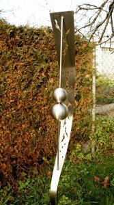 Gartendekoshop24 – Gartendeko Edelstahl Stab „Milia“, 200 cm, mit 2 gebürsteten Edelstahlkugeln und Muster. Handgefertigter Metall Gartenstecker, Gartenstab aus Edelstahl für draußen.