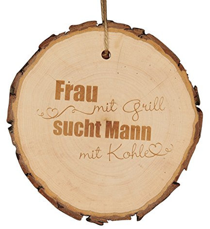 Baumscheibe Frau mit GRILL, sucht Mann mit KOHLE - Holzscheibe mit Spruch - Türanhänger Holz Türschild Geschenkidee Frau Geschenk Dekoration Wohnaccessoire Dekoschild Garten deko