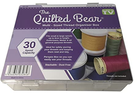 The Quilted Bear Starker Nähgarnhalter aus Acryl - transparent, weicher Verschluss, stapelbar, für 30 Spulen bis zu 6 cm Höhe, langlebig und leicht.