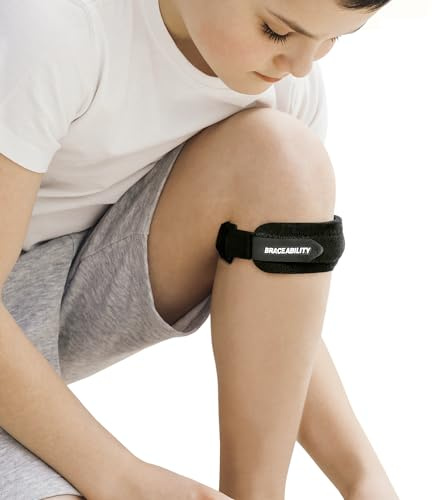 BraceAbility Banda para la rodilla para niños | Correa para niños Osgood Schlatter para saltadores de rodilla, tendinitis rotuliana, abrazadera deportiva juvenil con almohadilla para correr, fútbol y baloncesto (pequeña)