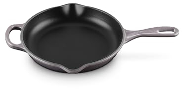 Le Creuset Signature Gusseisen Brat- und Servierpfanne, Rund, Ø 23 cm, Für alle Herdarten inkl. Induktion geeignet, 1,93 kg, Flint