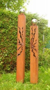 Gartendekoshop24 - Gartendeko Metall, Rostsäulen, 2er, 150/125 cm, mit Edelstahlkugeln. Zwei Rostsäulen aus Metall, Edelrost, dekorativ, mit Kugeln. Handgefertigte Säulen als Gartendeko, wetterfest.