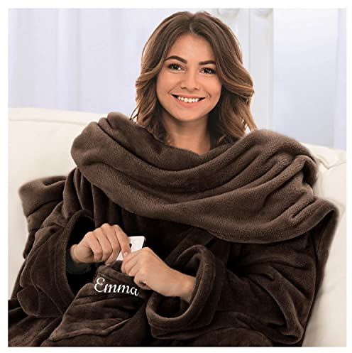 Deitert Kuscheldecke XL mit Ärmeln - Bestickt mit Namen oder Wunschtext - extra große Flauschige Ärmeldecke - gemütliche Wohndecke - personalisiertes Geschenk für Männer und Frauen 150 x 240 cm braun