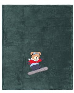 MARYPLAID Decke Bussy Pelzdecke mit Stickerei und Applikationen für Sofa, Bett 150 x 180 cm (grüner Bär, Kollektion Winter 2025)