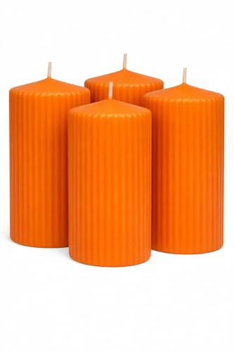 Geriffelte Stumpenkerzen 4er Set durchgefärbt 130x70 mm – Premium Rillenkerzen Made in Germany – 61h Brenndauer – Moderne Deko Kerzen für Adventskranz & Tischdeko (Safran - Orange)