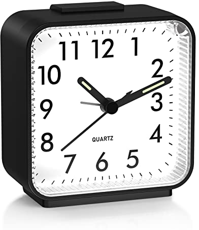 OQIMAX Wecker Analog Ohne Ticken, Quarzwecker mit Schlummerfunktion Nachtlicht, Batteriebetrieben Tragbarer Wecker, Einfache Bedienung, für Schlafzimmer Wohnbereich Büro Reisen