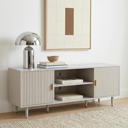 Lowboard ZELDA 150 cm, Kaschmir/Hellgrau - Modernes TV Lowboard mit Lamellenfront, Wohnzimmermöbel aus robustem MDF und Metallgestell, TV Schrank mit 2 Türen, offenes Mittelfach und Kabeldurchführung