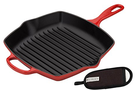 Le Creuset Gusseisen Grillpfanne Signature quadratisch 26 cm, kirschrot & Le Creuset Griffüberzug Klassik schwarz