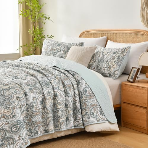 Grand Linen 3-Piece Oversized Lightweight Quilt Set in California King 118” x 95” – Soft Microfiber Bedspread with 2 Shams – Pale Blue, Muted Aqua & Grey Colors - Paisley Design - Reversible Coverlet