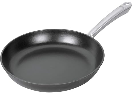 KÜCHENPROFI Provence Gusseisen Pfanne emailliert | Bratpfanne 28 cm Schwarz |Ø28 cm, Höhe: 4,5cm | Griff aus Edelstahl mit Loch zum Aufhängen | Für alle Herdarten inkl. Induktion und Grillgeräte