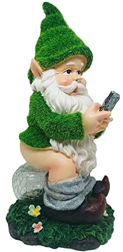 TIN DREAMS FACTORY | Nano da Giardino con Luce Solare – Statua Divertente in Posa Accovacciata con Cellulare – Decorazione da Esterno in Resina per Balcone, Terrazza o Giardino – Idea Regalo Originale