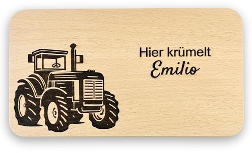 DwieDeko - personalisierte Brettchen Traktor mit Namen - Kinder Frühstücksbrettchen personalisiert, hier krümelt Holzbrett Motiv, Holz Gravur - niedliches Holz Brett - Frühstücksbrett Baby Geschenk