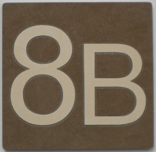 Numéro de maison en céramique _ fond marron foncé _ realisé par marqueterie 12 x 12 cm