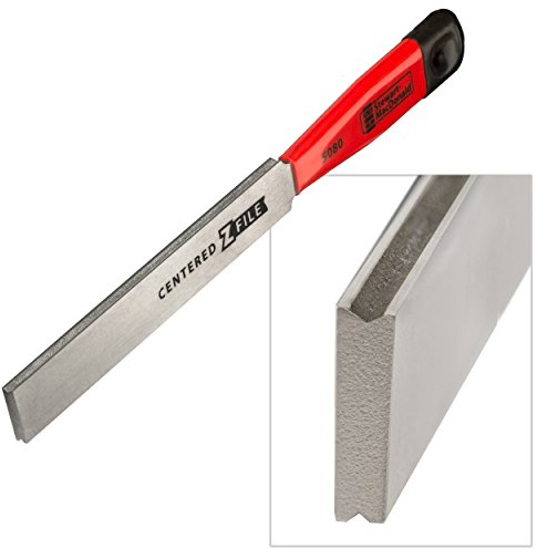 StewMac Z-File Centered V, lime diamantée à couronner, grain 300 | Double arête diamantée inclinée pour maillechort et inox; forme les deux flancs en une passe contrôlée et régulière.
