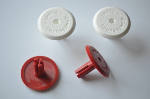 4 x Vermessungspunkt weiß und rot - Geocaching Versteck - Hinweis