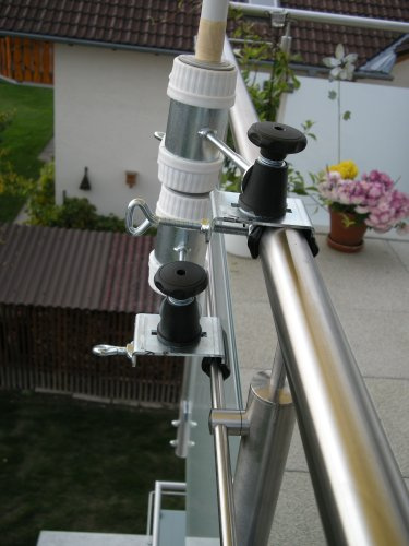 2 x BALKON-SCHIRM-HALTERUNG für Schirmstöcke von 25,5 bis Ø 55 mm - (Reduzierhülse) mit Aufnahmehülse 13 cm und Gewinde Abstands Achse von 6 + 11 cm vom Geländer 360 ° schwenkbar mit 5 - fach verstellbare MULTI - Halterung 360 ° - MIT GUMMISCHUTZKAPPEN zur kratzfreien BEFESTIGUNG an runden oder eckigen Elementen bis 55 - 60 mm - Made in Germany -