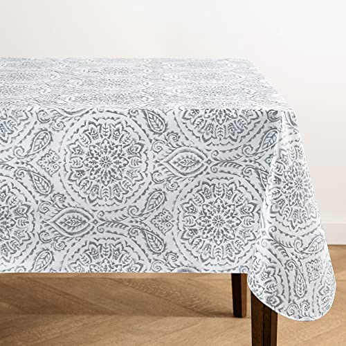 Elrene Home Fashions Savannah - Mantel de Vinilo Bohemio de Cachemira Resistente al Agua y a Las Manchas para Interiores y Exteriores con Respaldo de Franela, Rectangular de 60 x 84 Pulgadas, Gris