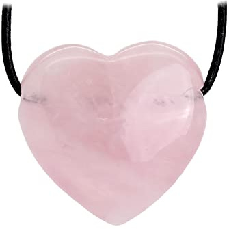Budawi® Rosenquarz Herz Anhänger ca. 30 x 30 mm – gebohrter Edelsteinanhänger mit schwarzem Lederband zum Kürzen – zart roséfarbenes Herz – inkl. Organzasäckchen