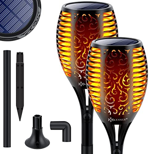 KESSER® Torcia da giardino Set solare Luci solari a fiamma con supporto a parete + sensore di luce a picco di terra Resistente alle intemperie Luce solare da giardino, 2er Set, 96 Led´s