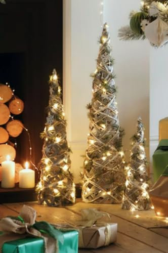 Marco Paul - Set di 3 alberi di Natale conici luminosi beige a LED, decorazioni natalizie pre-illuminate, ornamenti piramidali in metallo, decorazione per la casa