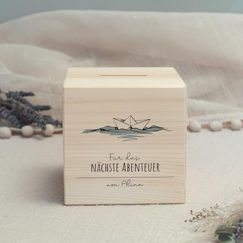 hellomini Personalisierte Spardose aus Holz mit Namen – Gravierte Reisekasse für kleine & große Abenteuer – Geschenkidee mit Wunschtext für Urlaubsträume - Papierboot Wasser Abenteuer