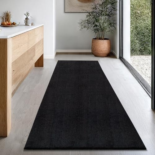the carpet Relax Moderner Flauschiger Kurzflor Teppich, Anti-Rutsch Unterseite, Waschbar bis 30 Grad, Super Soft, Felloptik, Schwarz, 80 x 300 cm