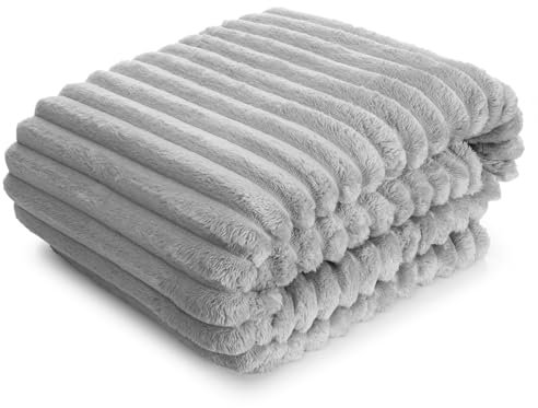 Design91 Kuschelige Decke mit Streifenmuster, Weiche Kuscheldecke, Soft, Gestreifte Sofadecke, Flauschige Wohndecke, Steppdecke, MIKROFASER (Silber, 150 x 200 cm)