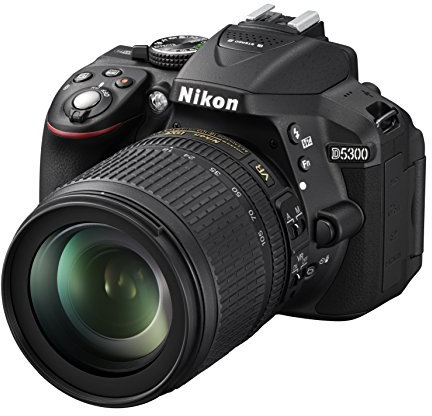 Nikon D5300 Fotocamera Digitale Reflex + Nikkor 18/105VR, 24.1 Mbps, LCD HD da 3 Regolabile, SD da 8GB, 200x Premium Lexar, Nero [Nital Card: 4 Anni di Garanzia]