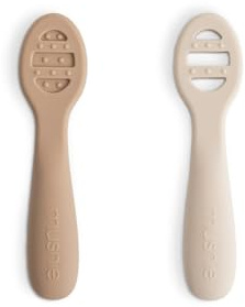 Mushie First Feeding babyskedar | BPA-fria inlärningsskedar i silikon 2-pack | diskmaskinssäkra hållbara småbarnsredskap | naturlig/skiftande sand