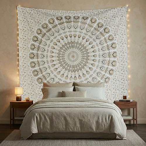 FURNISHFUL FINESSE Wandteppich, Mandala-Pfau, Gold, 127 x 152 cm | Dekorative Baumwoll-Wanddecke für Wohnzimmer, Schlafzimmer oder Boho-Räume; vielseitig als Wandbehang und Heimdeko.
