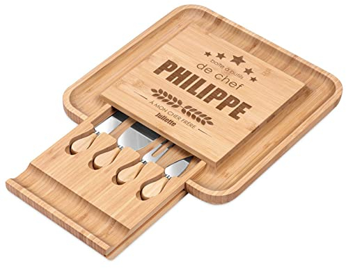 MAVERTON Planche à Fromage avec Gravure pour Lui - Set de 4 Accessoires à Fromage - Plateau en Bois - 34x34cm - Cadeau d’Anniversaire - pour Homme - Boîte