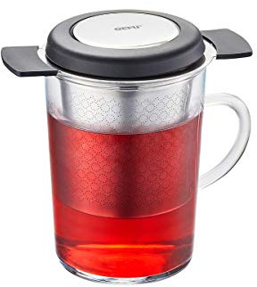 GEFU Teefilter SAVORO - Dauerfilter für losen Tee - Edelstahl Teesieb | Eintassen-Teeseiher mit Silikon-Deckel & Tropfschale. Spülmaschinengeeigneter Aroma-Feinfilter für Kräuter- & Früchtetee.