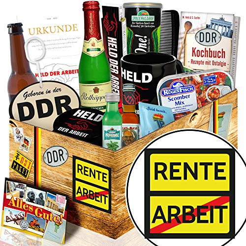 Ostalgie Rente & Ruhestand Geschenkset - 13 DDR-Produkte & Kochbuch | Männerbox mit Pfeffi, Bier und Held der Arbeit Tasse - Perfekt als Präsentkorb zum Abschied oder Renteneintritt