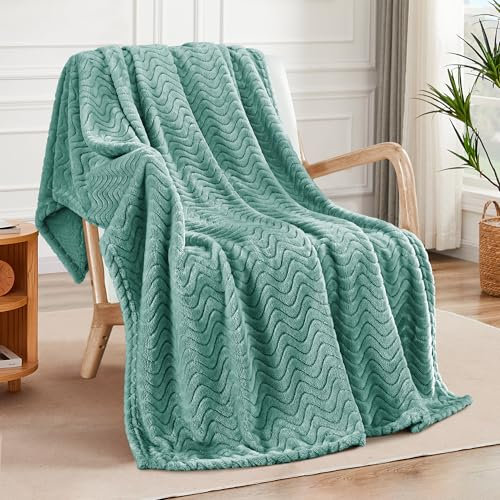 Exclusivo Mezcla Fleece Throw Blanket for Couch Bed, 127x178 CM Super Soft Cozy Blankets with Decorative Wave Textured, Lightweight Plush All Season Use, Celadon