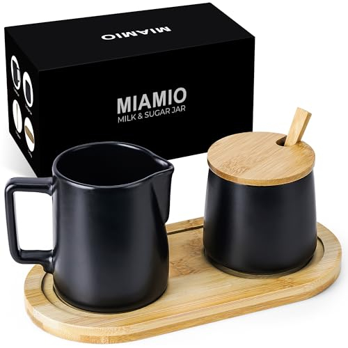 MIAMIO - Milch und Zucker Set mit Deckel und Löffel/Keramik Milchkännchen mit Holz Tablett - Mikrowellen- und Spülmaschinenfest (Schwarz)