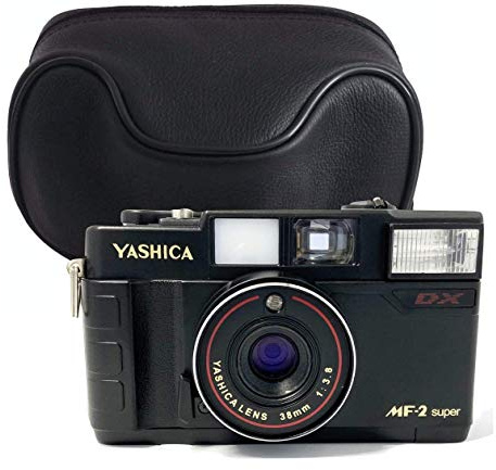 Yashica MF-2 super 35 mm analog liten bildkamera i en uppsättning med batteri, film och läderväska