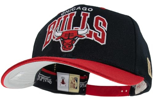 Mitchell & Ness Team Arch Basecap mit Classic Red Snapback Verschluß - Chicago Bulls (Schwarz/Rot)