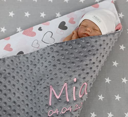 Generisch ★ Babydecke mit Namen und Datum Bestickt ★ Baumwolle ★75x100 cm ★ Füllung ★personalisiert (Grau - Herzen 5)
